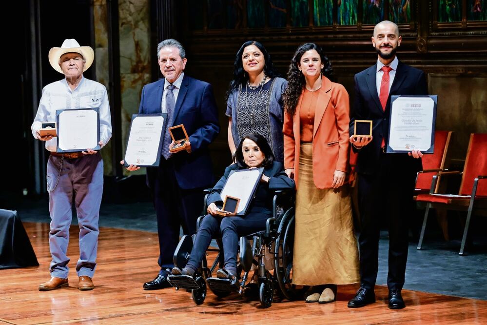 El músico Guillermo Velázquez, el investigador José Manuel Valenzuela, la secretaria de Cultura, Alejandra Frausto; la de Gobernación, Luisa Alcalde, el director de teatro Claudio Valdés Kuri y la escritora Beatriz Espejo. Foto: Fernanda Rojas/ EL UNIVERSAL