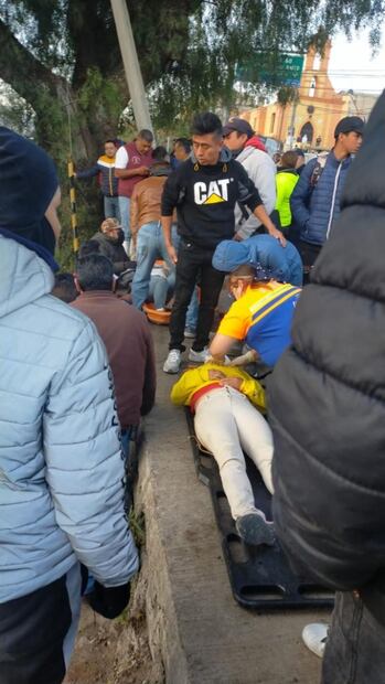 FOTOS: Reportan 4 muertos y 10 heridos tras choque entre microbús y dos autos en Naucalpan