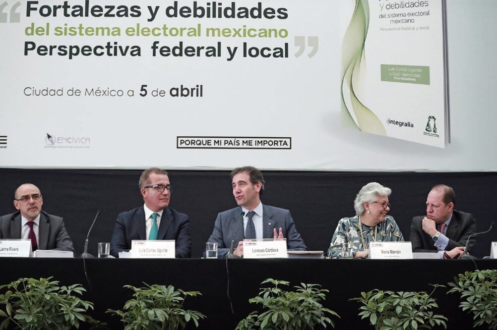 Antes de aprobar el formato de los debates, Lorenzo Córdova (centro), presidente del INE, afirmó que se encontraron ejemplos entre aspirantes independientes de mecanismos “no necesariamente lícitos” para recabar apoyos. (ALEJANDRA LEYVA. EL UNIVERSAL)