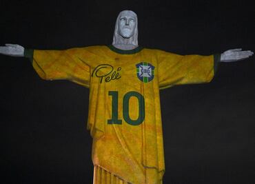 Cristo Redentor se ilumina con la playera de Pelé tras un año de su muerte