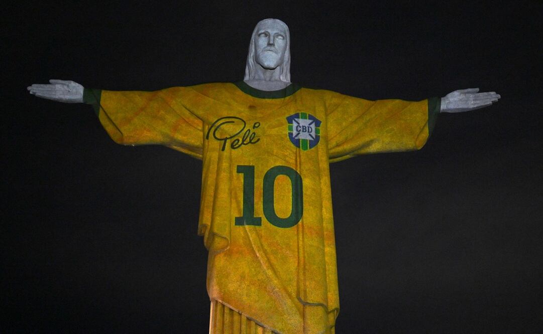 Cristo Redentor se ilumina con la playera de Pelé tras un año de su muerte FOTO: AFP