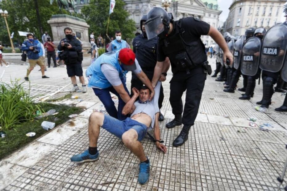 Reportan incidentes alrededor de la Casa Rosada de Argentina en despedida a Maradona