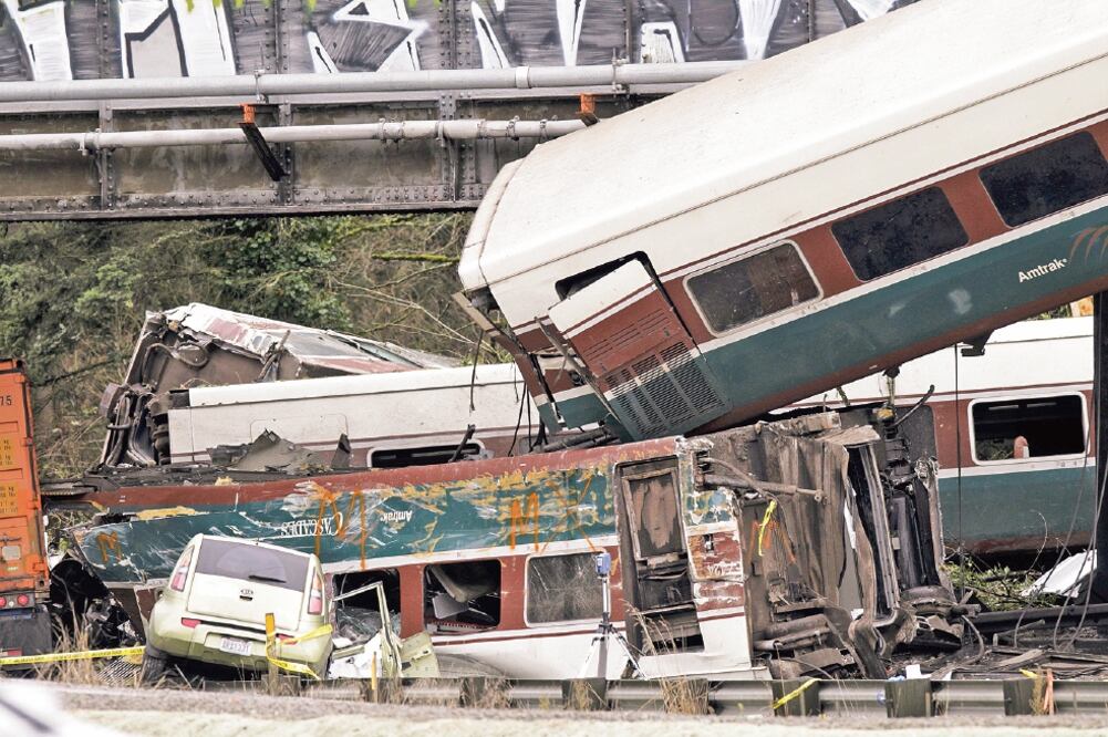 Algunos vagones del tren cayeron desde el puente sobre vehículos que circulaban sobre la autopista I-5 Dupont, en el estado de Washington (STEVE DIPAOLA. REUTERS)