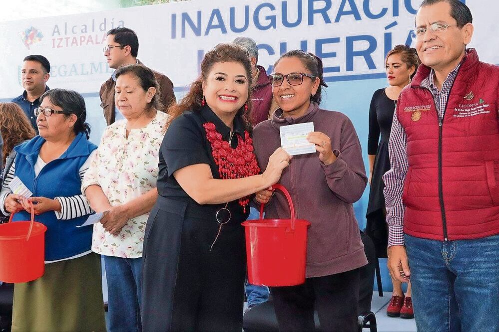 Entre sus actividades Clara Brugada, jefa de Gobierno electa, inauguró una Lechería Liconsa en Iztapalapa. Foto Especial