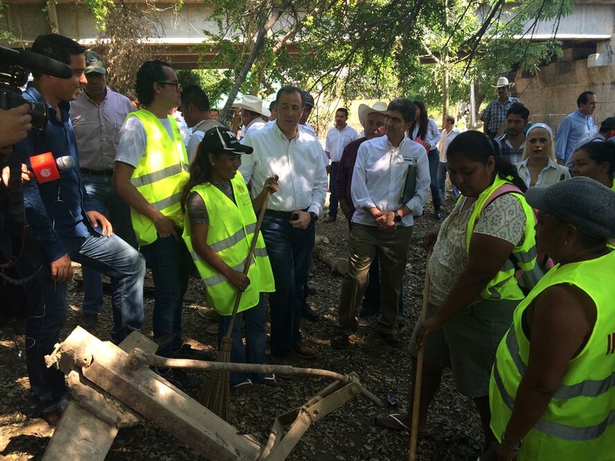 José Antonio Meade supervisó las tareas de limpieza y la entrega de recursos en el municipio de Chihuatlán, Jalisco (Foto: Astrid Rivera)