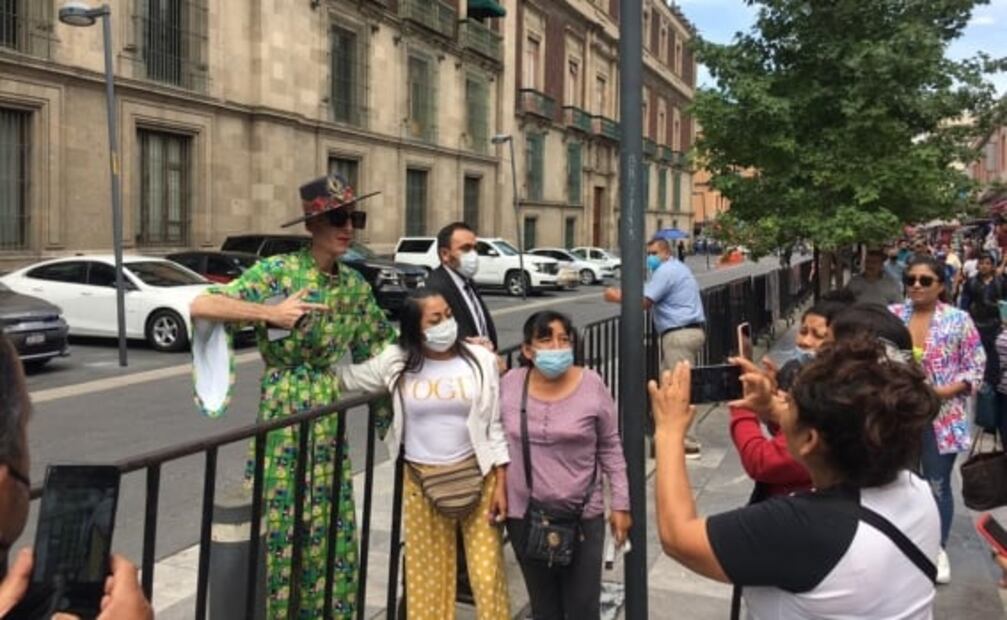 Con pastel, Edy Smol pasa por Palacio Nacional y come con Martí Batres