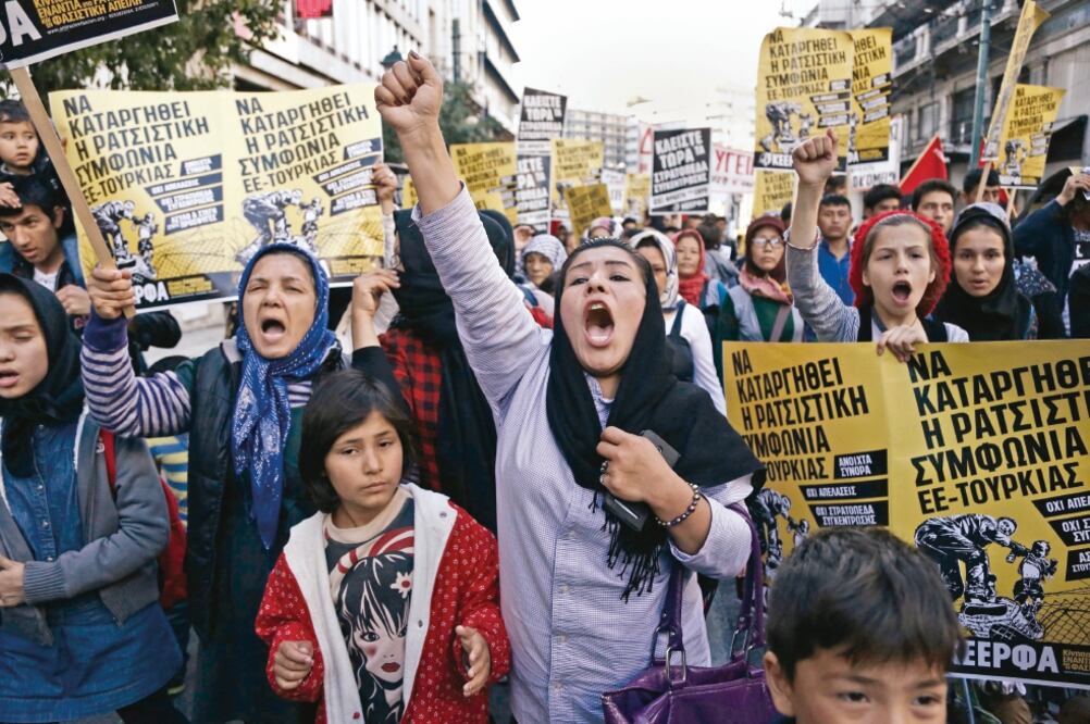 Refugiados e inmigrantes protestaron ayer en Atenas para exigir la apertura de fronteras entre Grecia y la ex yugoslava República de Macedonia, conocida como la ruta de los Balcanes (YANNIS KOLESIDIS. EFE)