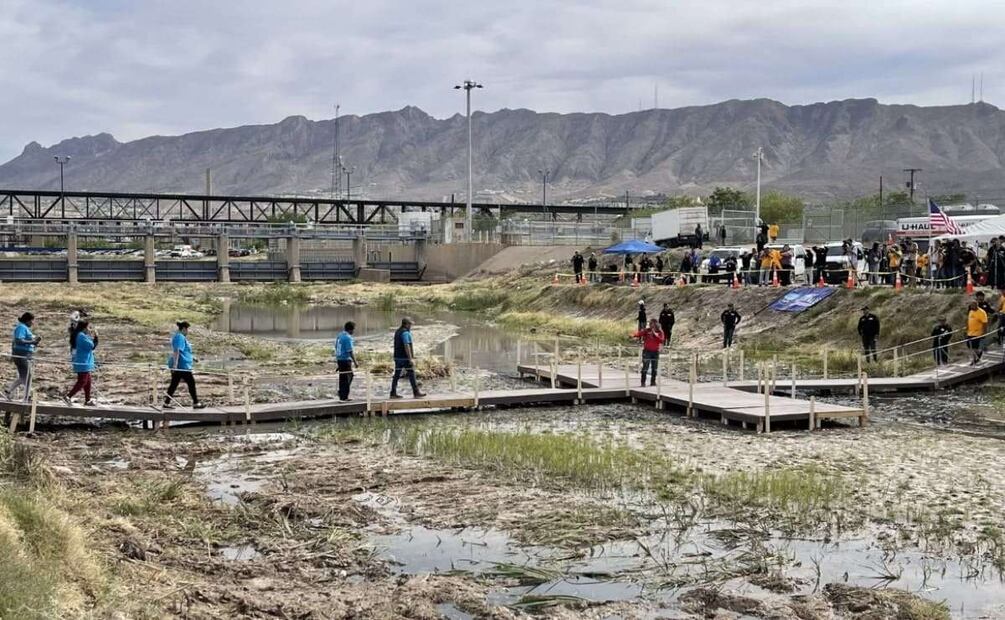 Al concluir el abrazo, las familias regresaban a su país, para después partir a casa. Foto: Paola Gamboa. EL UNIVERSAL