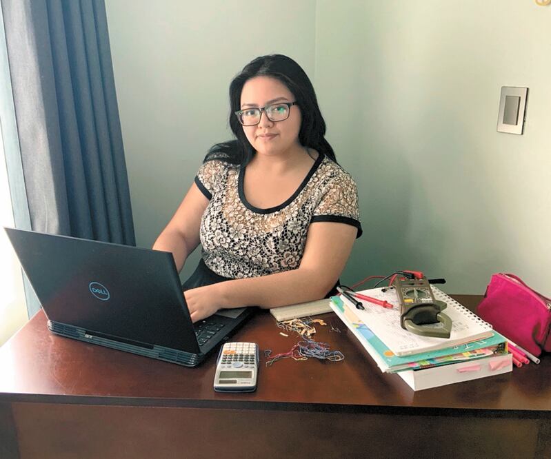 Lotzlly Azul Carreto, estudiante del IPN, señala que le cuesta estar concentrada en las clases en línea; prefiere las sesiones presenciales. Foto: ESPECIAL