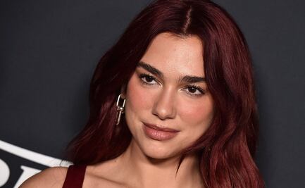 Dua Lipa sorprende en vestido transparente y maxi abrigo