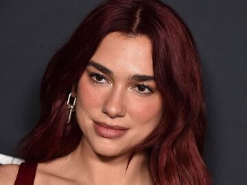 Dua Lipa sorprende en vestido transparente y maxi abrigo