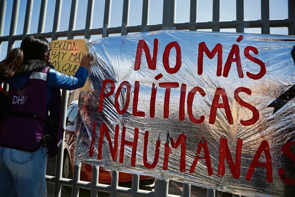 Migrantes y simpatizantes realizaron una misa en la Catedral de Ciudad Juárez por las víctimas que murieron calcinadas en el INM. Foto: Christian Torres/ EL UNIVERSAL