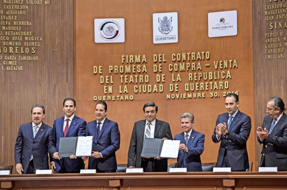 Participación en el acto. El senador Emilio Gamboa, el presidente de la Cámara Alta, Pablo Escudero, y el gobernador Francisco Domínguez (DEMIÁN CHÁVEZ. EL UNIVERSAL)