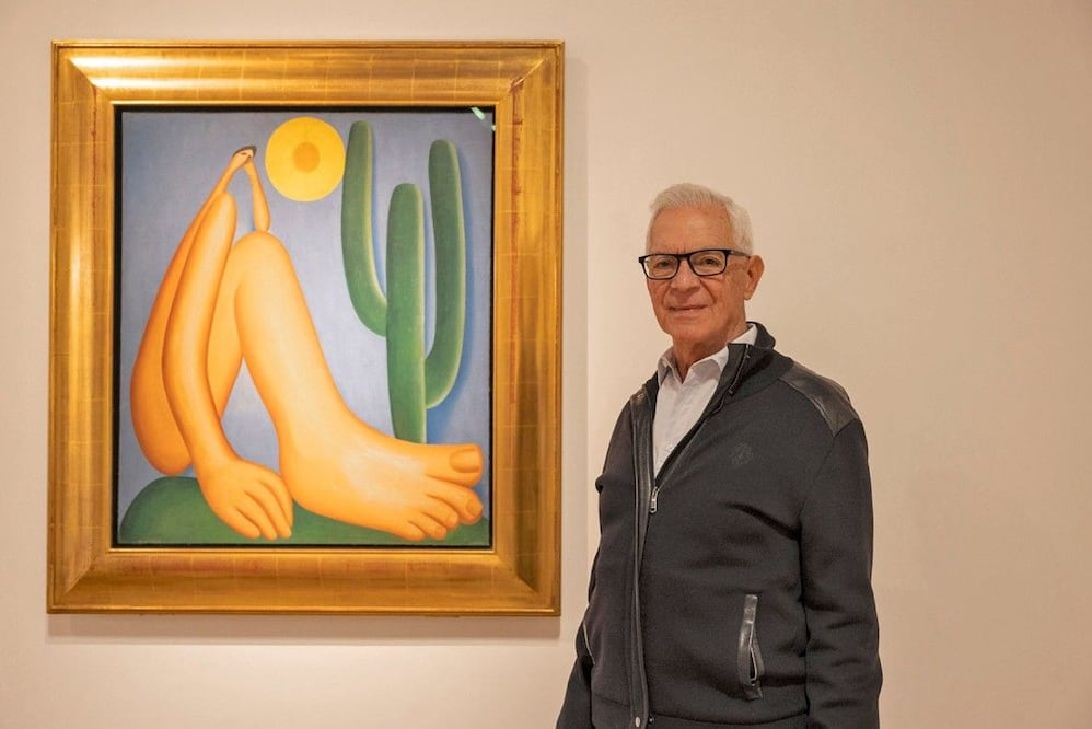 Eduardo Costantini, empresario 
y coleccionista argentino y fundador del MALBA, posa junto a la emblemática “Abaporu”, de la brasileña Tarsila do Amaral