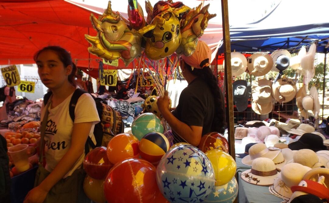 Con pocos niños en las calles, para Guillermina le es difícil llevar dinero a casa / Susana Zavala. EL UNIVERSAL