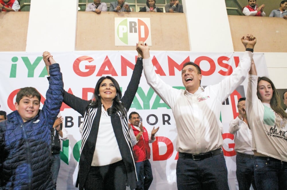 Omar Fayad, candidato de la alianza Un Hidalgo con Rumbo, a la gubernatura festejó junto a su esposa Victoria Ruffo (LUIS AMADOR. CUARTOSCURO)