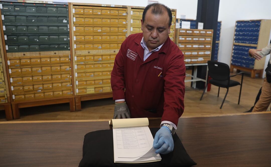 Documentos robados de Hernán Cortés. Foto: EFE