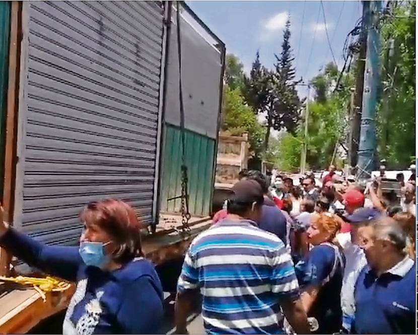 A gritos, locatarios dijeron que defenderán a El Molinito. Foto: Especial