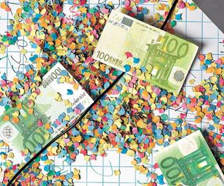 Dinero y confeti: hacen arte con billetes falsificados