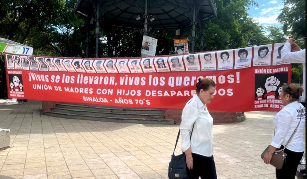 Familias de desaparecidos colocaron cientos de fotografías y zapatos de sus seres queridos en el kiosco de la plazuela de la avenida Álvaro Obregón en Culiacán, el 30 de agosto de 2025. Foto: Javier Cabrera/EL UNIVERSAL