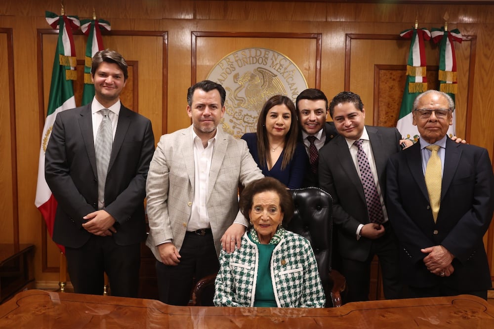 Ifigenia Martínez y su equipo