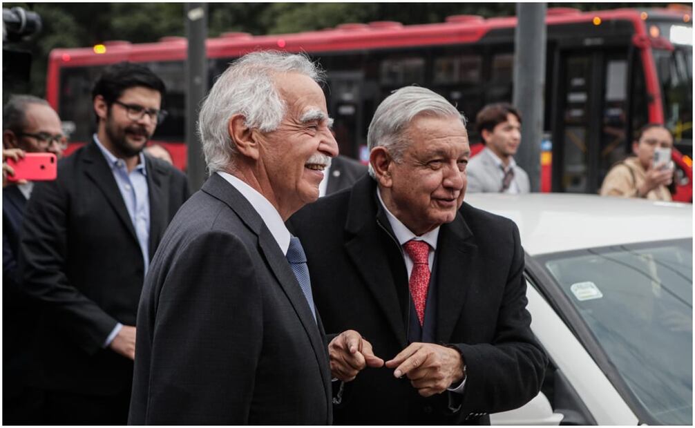 Rolando Vega Sáenz, presidente del consejo mexicano de negocios, y el presidente Andrés Manuel López Obrador después de la reunión que sostuvo el mandatario con empresarios en el museo Kaluz. Foto: Gabriel Pano/ EL UNIVERSAL