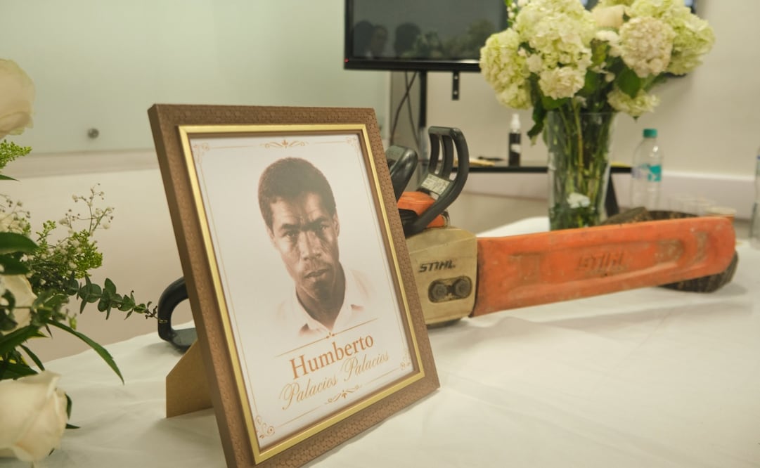 Un retrato y un arreglo floral recuerdan a Humberto Palacios Palacios, una de las víctimas de desaparición forzada cuyos restos fueron entregados a su familia tras más de dos décadas (04/07/2026). Foto: @JEP_Colombia