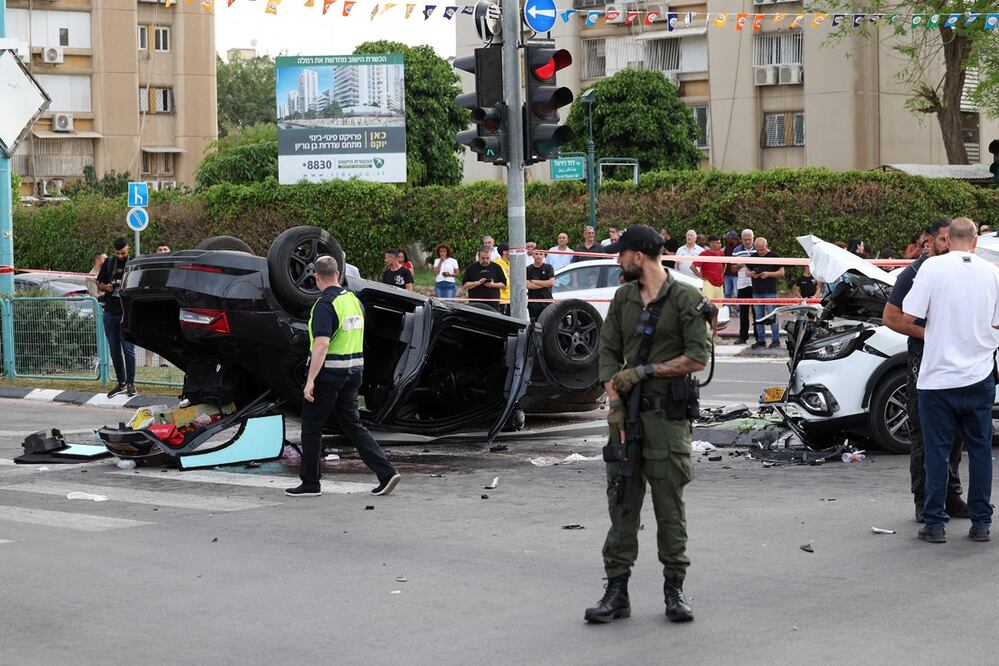 La policía israelí acordona el lugar donde el ministro israelí Itamar Ben-Gvir resultó levemente herido después de que su automóvil se viera involucrado en un accidente, en Ramla, al sur de Tel Aviv. Foto: AFP