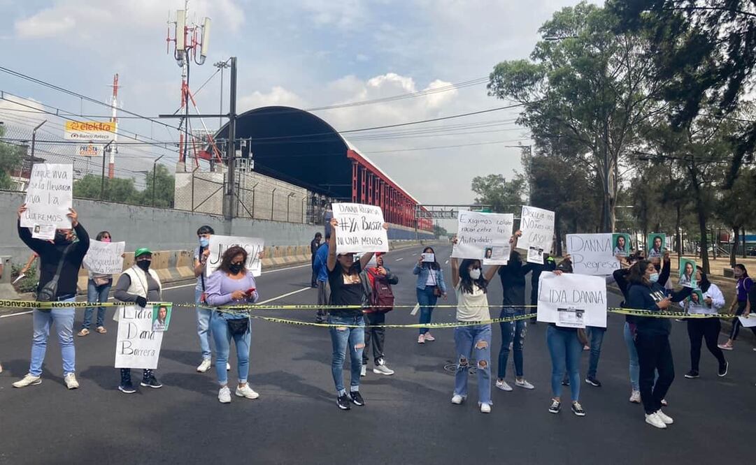 Familiares y amigos protestaron a la altura de la estación del Metro Peñón Viejo, en dirección a la Ciudad de México. Foto: Especial