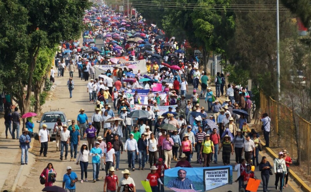 En Oaxaca, maestros de la Sección 22 del SNTE iniciaron su paro indefinido con una marcha y plantón en el Zócalo. Foto: Edwin Hernández/ EL UNIVERSAL