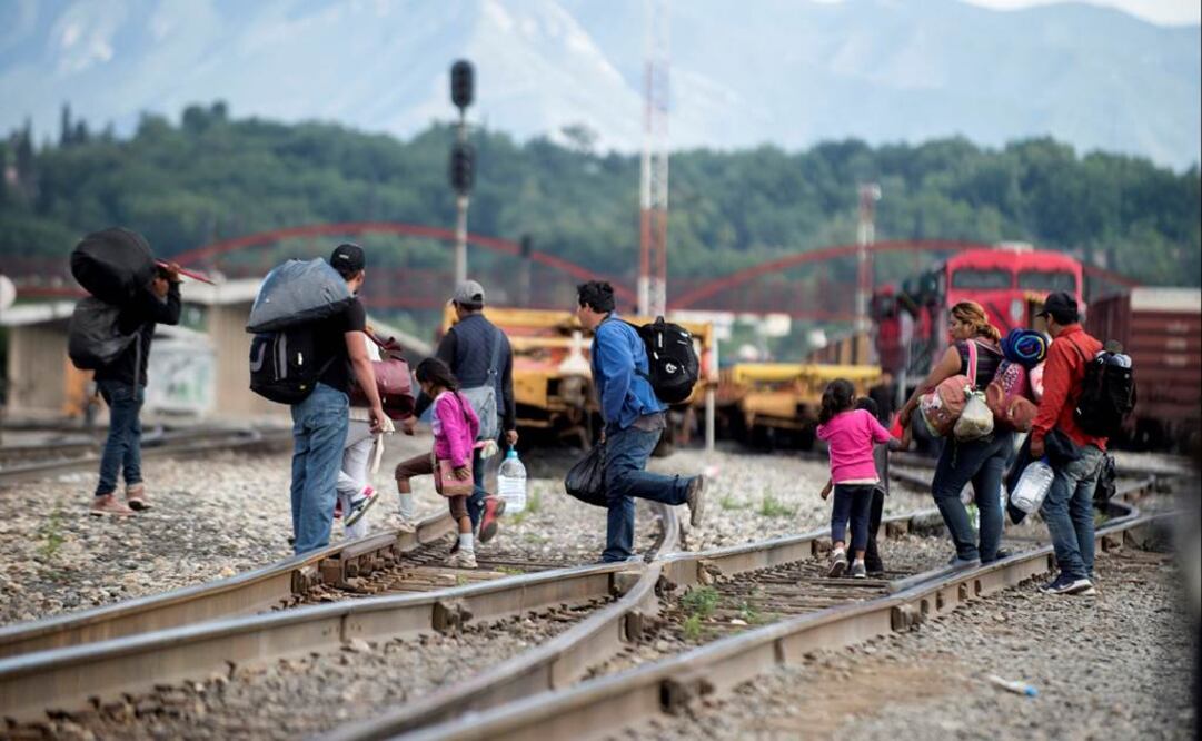 Familias de migrantes centroamericanos intentan subirse al tren la "Bestía", este jueves a las afueras de la ciudad de Saltillo, en el estado de Coahuila. EFE/ Miguel Sierra
