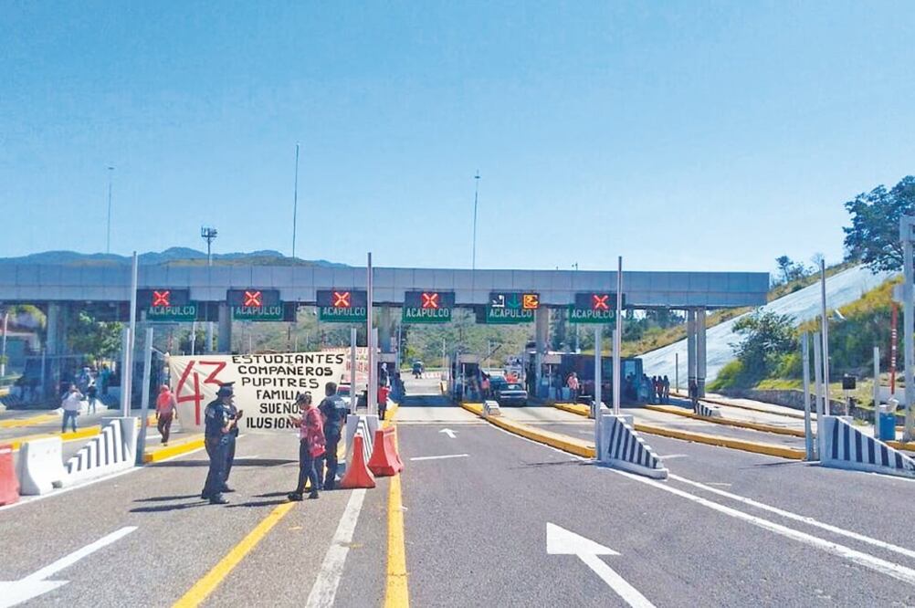 La toma de la caseta de Palo Blanco fue la primera acción de la tercera jornada de lucha de los padres de Ayotzinapa por la presentación con vida de los 43 normalistas desaparecidos hace 38 meses en Iguala, Guerrero. (TOMADA DE TWITTER)