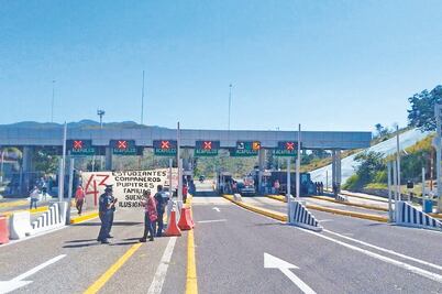 Padres de los 43 toman la caseta de Palo Blanco