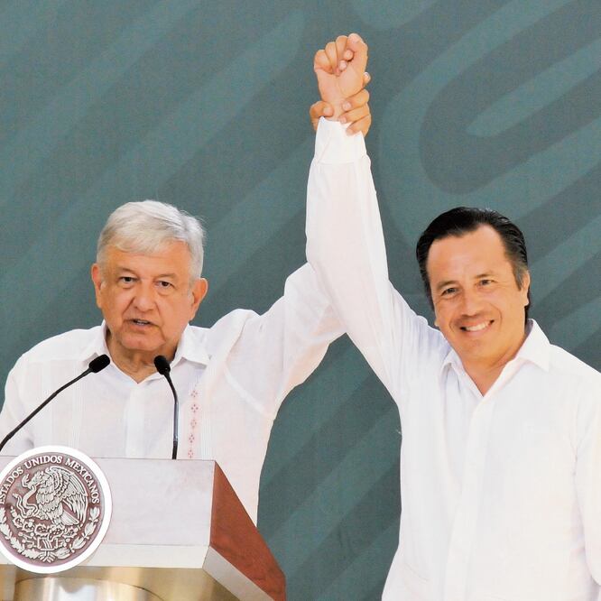 Ayer, en conferencia de prensa, el presidente Andrés Manuel López Obrador levantó la mano al gobernador de Veracruz, Cuitláhuac García, en señal de respaldo. MIGUEL ÁNGEL CARMONA