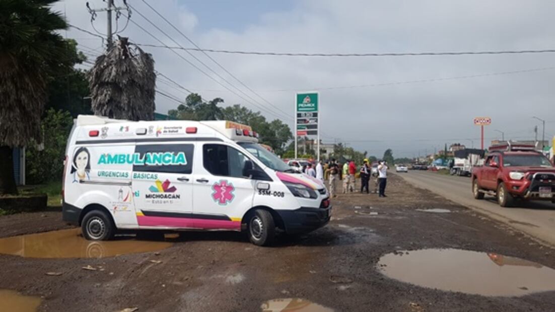 Normalistas se enfrentan con piedras y palos a policías en Tiripetío, Michoacán