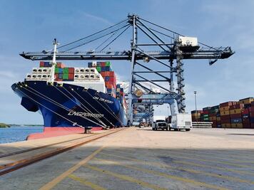 Oleada de mercancías chinas satura los puertos del país