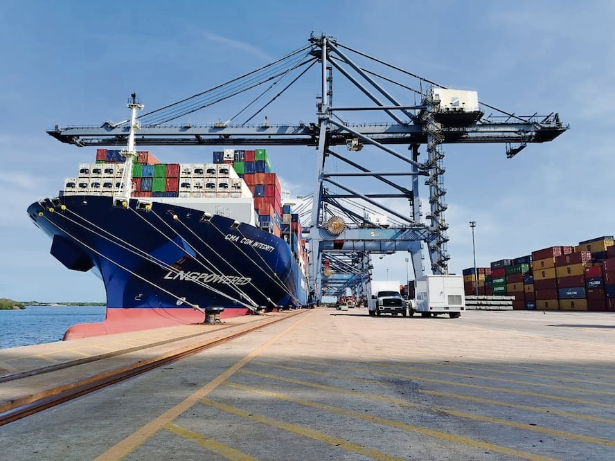 En el puerto de Lázaro Cárdenas, Michoacán, hay autos chinos que pueden pasar varios meses estacionados, de acuerdo con especialistas del sector de logística. Foto Especial