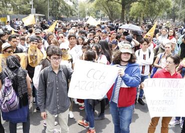 Estudiantes marchan hacia la Rectoría de la UNAM