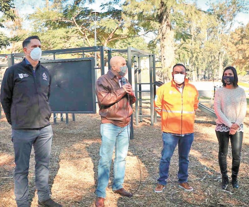 El alcalde tapatío Ismael del Toro (segundo de izq. a der.) encabezó la entrega de los trabajos de rehabilitación del parque. Foto: Especial