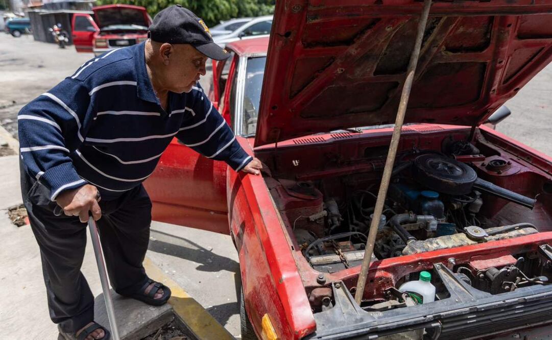 Adulto mayor de Iztapalapa se ve afectado por inundaciones tras fuerte lluvia (05/06/2025). Foto: Hugo Salvador / EL UNIVERSAL