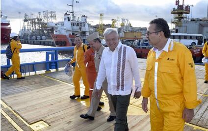 AMLO recorre plataforma petrolera en el Golfo de México