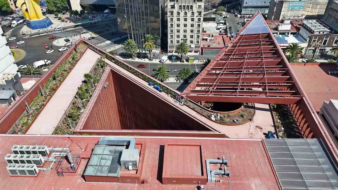 La sede del AGA tendrá una biblioteca, terraza, mirador, plaza pública, museo y siete niveles de jardín botánico. Ayer se retiraron las vallas. Foto: Germán Espinosa / EL UNIVERSAL