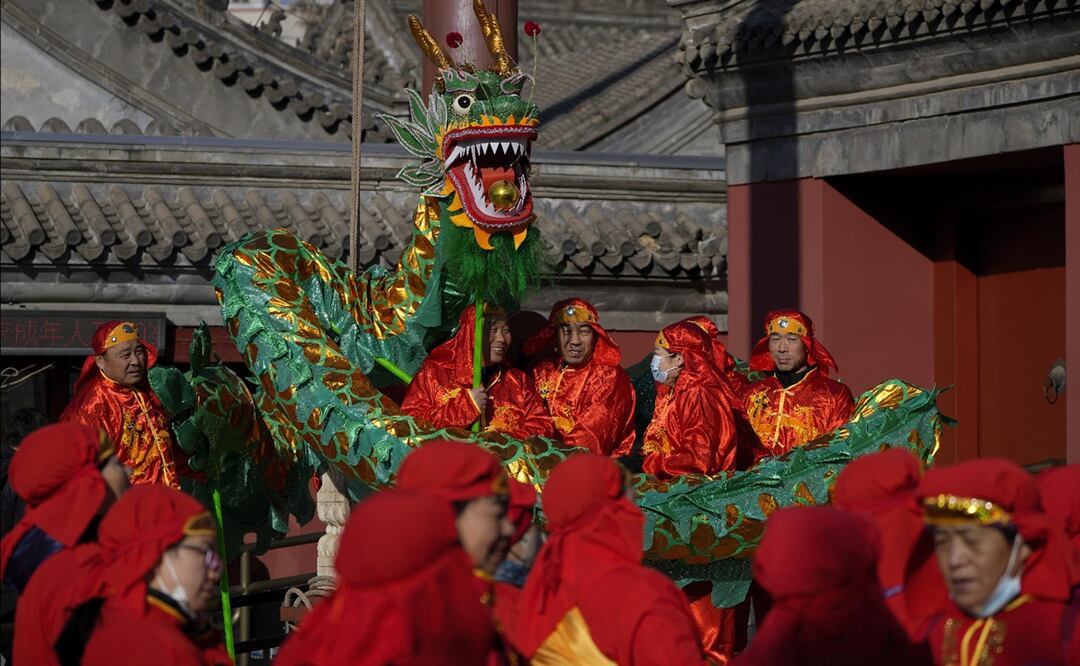 Danzantes esperan para actuar en el templo Dongyue en el primer día del Año Nuevo Lunar, en Beijing. Foto: AP