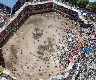 Colombia: caída de plaza de toros deja 4 muertos