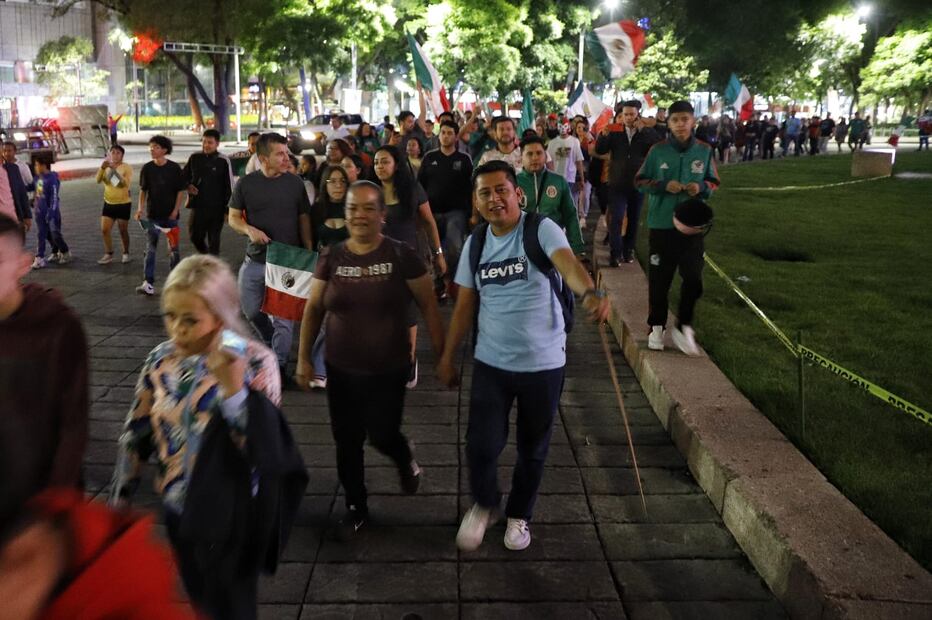 Aficionados mexicanos asisten al Ángel de la Independencia a festejar la Copa Oro / Foto: Fernanda Rojas - EL UNIVERSAL