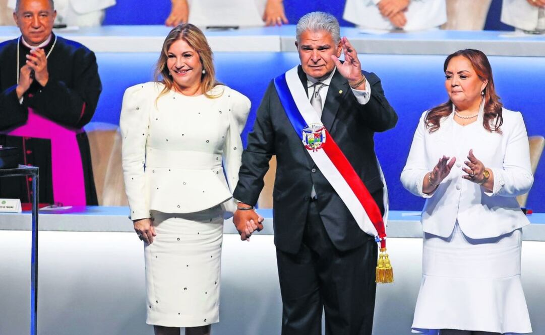 El presidente de Panamá, José Raúl Mulino, saluda acompañado por su esposa, Maricel Cohen. Foto: Bienvenido Velasco | EFE