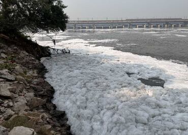 VIDEO: Espuma tóxica cubre río sagrado de la India; prohíben sumergir iconos religiosos en el Yamuna