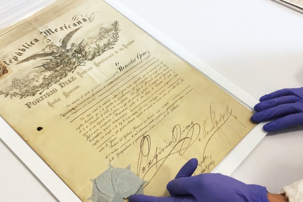 Entre los documentos históricos de gran valor que han sido rescatados figuran nombramientos firmados por el general Porfirio Díaz con sellos en relieve (ISMAEL GARCÍA)