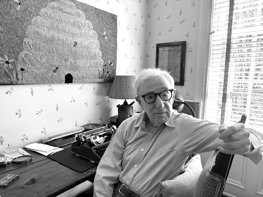 ¿Qué pasa con Baum? marca el debut de Woody Allen en la ficción de largo aliento. Si bien el autor ya contaba con una trayectoria literaria previa: había publicado desde los años setenta relatos, ensayos y obras breves, además de un libro de memorias. Crédito: Alianza editorial