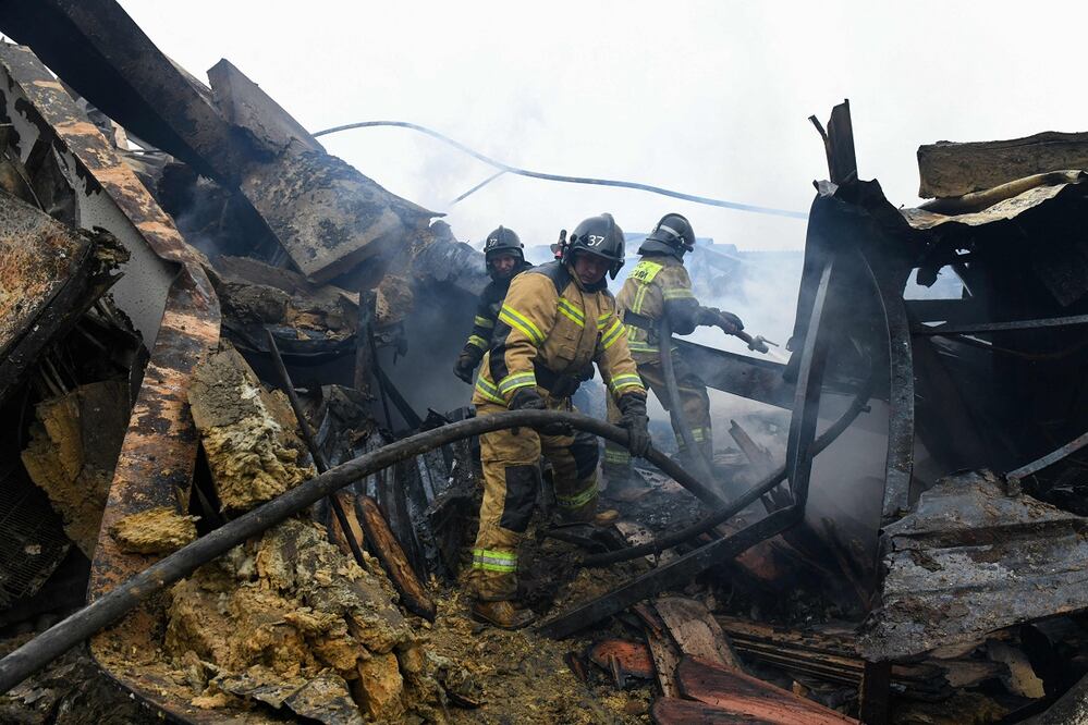 Rescatistas limpian los escombros de una tienda destruida por el ataque de un misil en Horlivka. FOTO: AFP